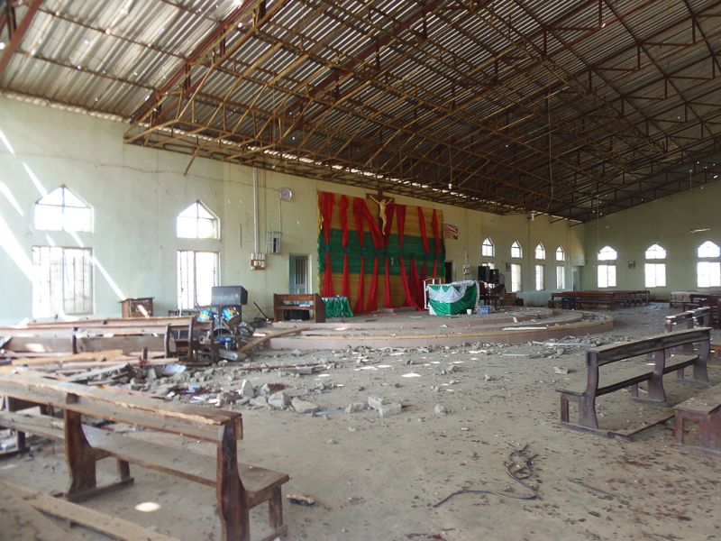 Vista interna da igreja em Kaduna alvo do ataque suicida | Victor Ulase/ AFP