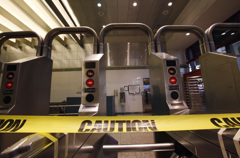 Catracas da estação Times Square, do metrô de NY, é fechada pelas autoridades da cidade | Reuters/Brendan McDermid