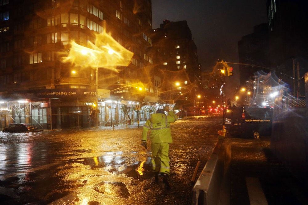 Funcionário de manutenção caminha na rua 33 com a 1ª, em frente ao Langone Medical Center, da NYU | Michael Heiman/Getty Images/AFP