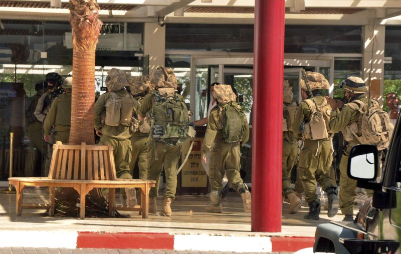 Soldados israelenses cercam hotel em Eilat onde duas pessoas morreram após tiroteio | REUTERS/Storm Communications