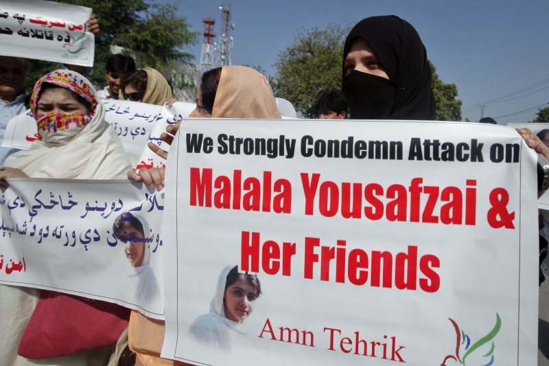 Manifestantes condenam o ataque contra Malala Yousufzai | Fayaz Aziz/Reuters