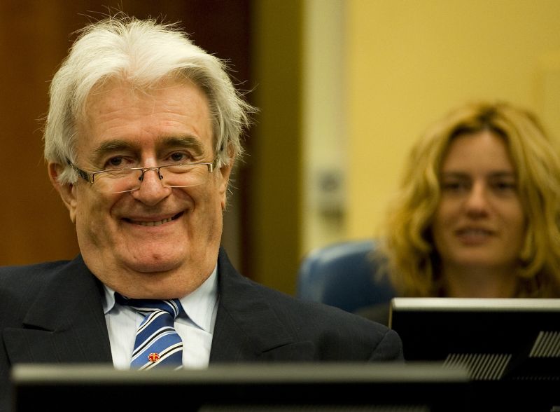 Karadzic, de 67 anos, se defende por conta própria das acusações de genocídio, crimes de guerra e crimes contra a humanidade | AFP Photo/Robin van Lonkhuijsen/Compartilhamento