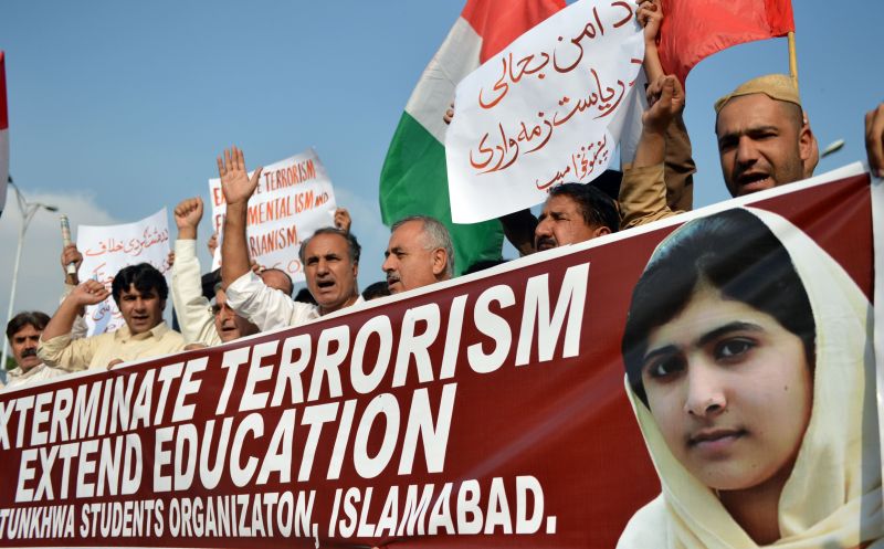 Paquistaneses protestam contra atendado do Taliban contra a menina Malala Yousafzai | AFP PHOTO / AAMIR QURESHI