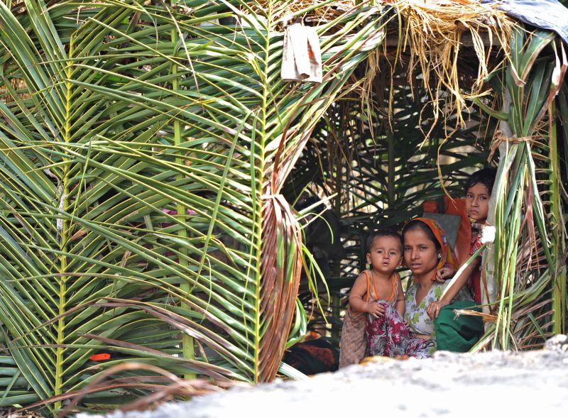 Mulher vive com seus filhos em abrigo temporário em Rakhine | Soe Tahn/ AFP