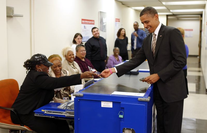 Obama mostra sua carteira de motorista antes de votar, em Chicago | Kevin Lamarque/ Reuters