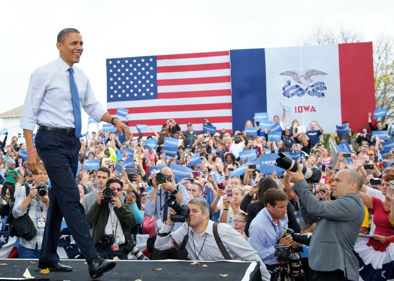O presidente Barack Obama sobe ao palco para comício em Davenport, Iowa, um dos estados considerados decisivos na eleição presidencial americana | Mandel Ngan/AFP