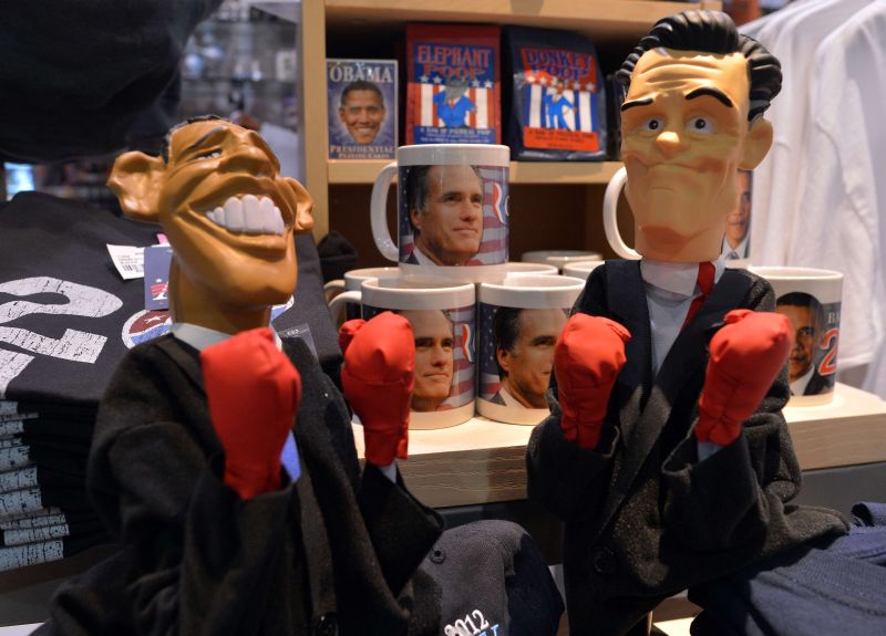 Bonecos dos candidatos Barack Obama e Mitt Romney são exibidos em uma loja de presentes em Baltimore, Washington | AFP