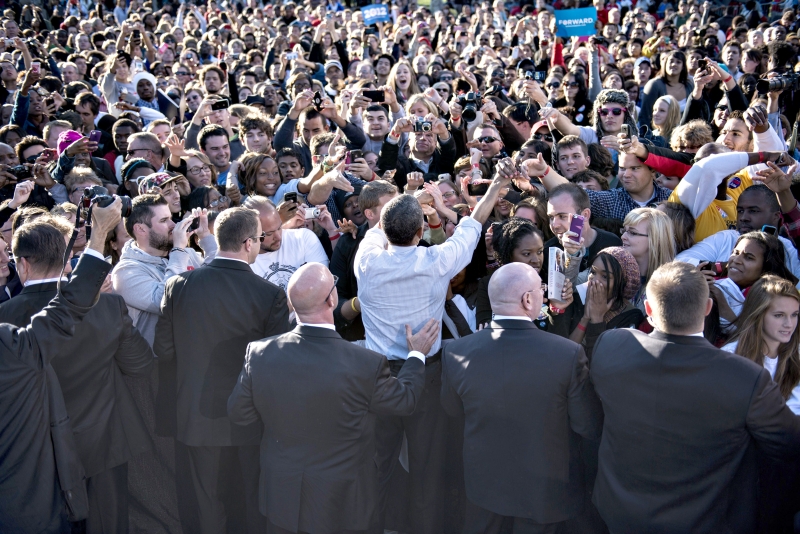 Obama cumprimenta apoiadores em evento de campanha na Universidade Estadual de Ohio | Brendan Smialowski/AFP