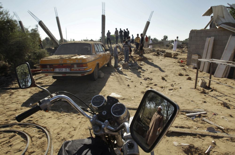 Palestinos inspecionam danos a uma construção após o bombardeio israelense em Gaza | Reuters/Ibraheem Abu Mustafa