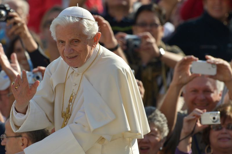 Papa acena à multidão na Praça São Pedro | Vincenzo Pinto/ AFP