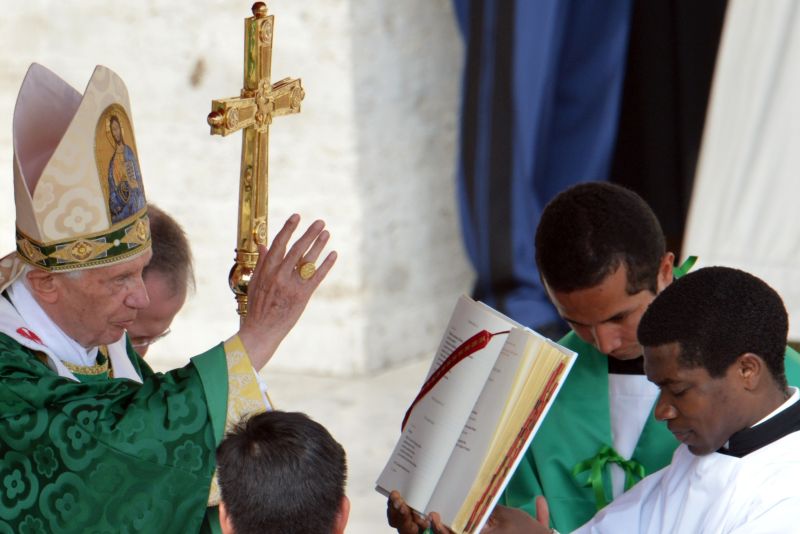 O papa XVI oficia a missa junto a 400 concelebrantes, sendo 80 cardeais, 14 padres conciliares (os que estiveram presentes no Concílio Vaticano II), oito patriarcas de Igrejas Orientais, 191 arcebispos e 104 presidentes de Conferências Episcopais de todo o mundo | AFP Photo/Andreas Solaro