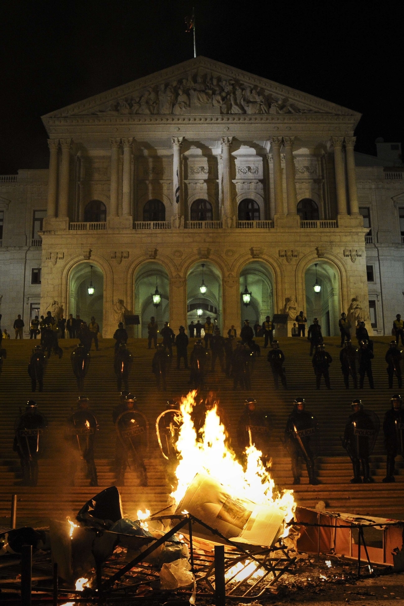 Portugueses protestam em frente do Parlamento, em Lisboa | Patrícia de Melo Moreira/AFP