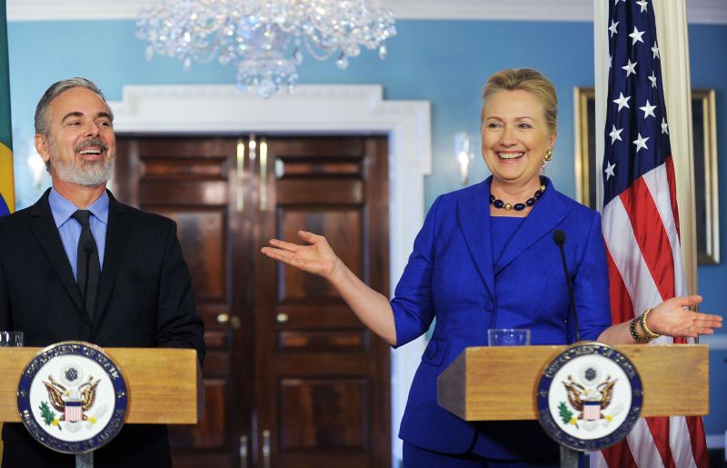 Hillary Clinton à direita com o ministro brasileiro | Jewel Samad/ AFP