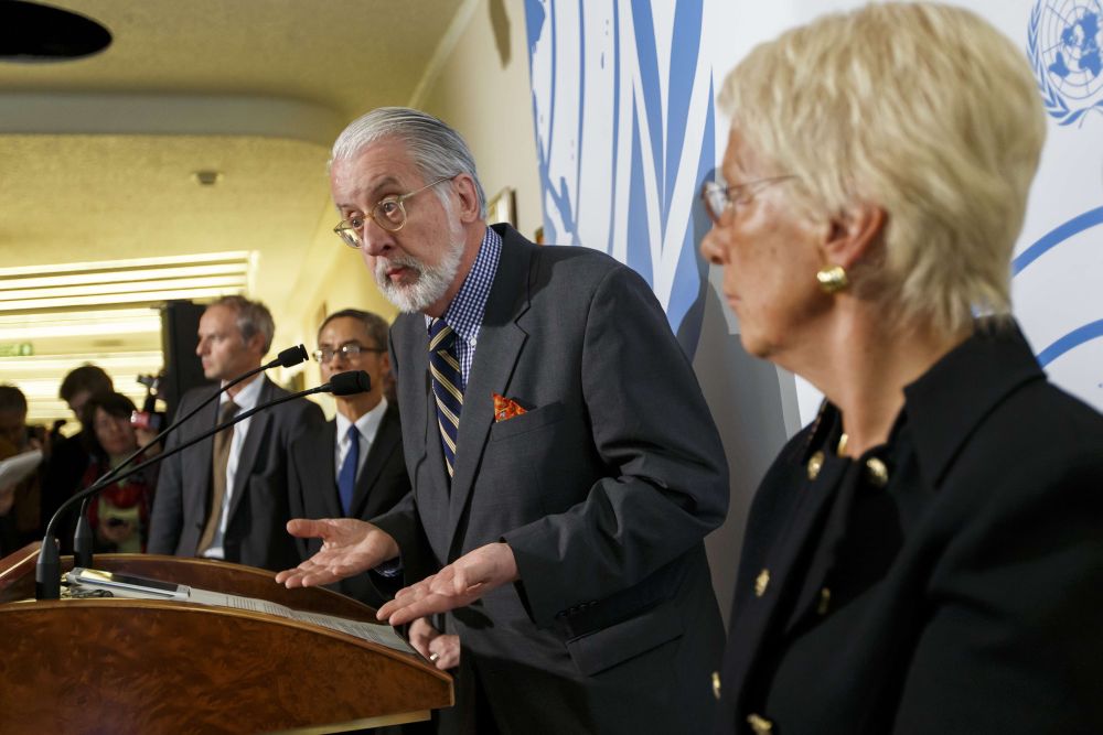 Paulo Pinheiro (centro) lidera a missão da ONU que quer investigar a ocorrência de crimes de guerra na Síria | AFP Photo/Fabrice Coffrini