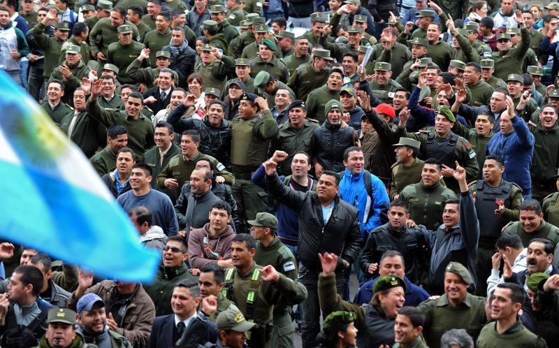 Protestos foram registrados em Buenos Aires após redução de salário dos policiais | Alejandro Pagni/ AFP
