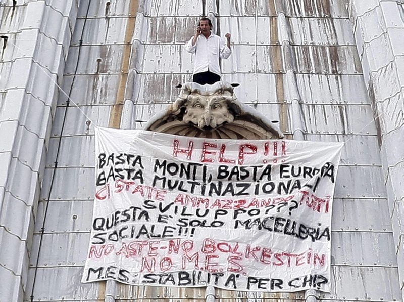 Faixa foi pendurada no topo da cúpula da basílica de São Pedro, no Vaticano | EFE/Alessandro Di Meo