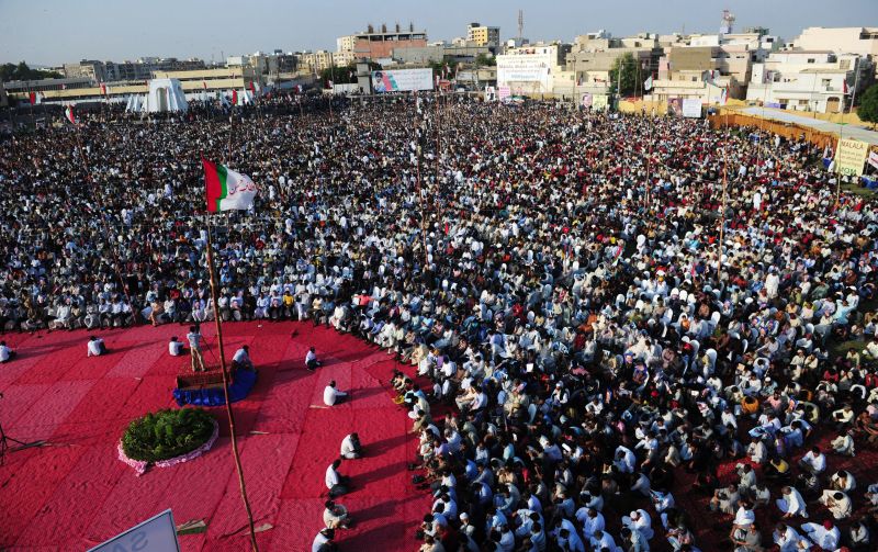 O protesto organizado pelo partido Movimento Muttahida Quami reuniu milhares de pessoas | AFP