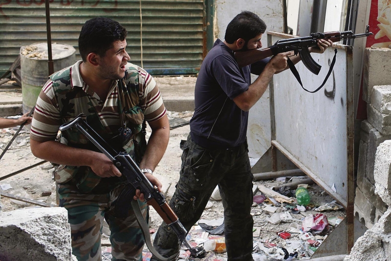 Combatentes do Exército da Síria Livre enfrentam forças do governo na cidade de Aleppo, reduto dos rebeldes | Asmaa Waguih/Reuters