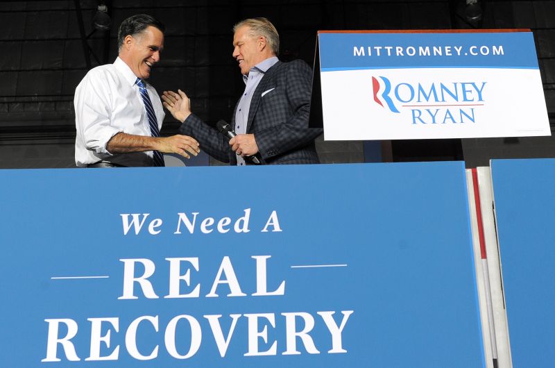 Ex-quarterback do Denver Broncos, John Elway (à dir.) deu apoio ao candidato republicano, Mitt Romney | AFP Photo/Jewel Samad