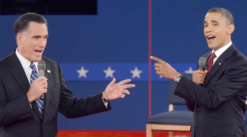 O republicano Mitt Romney (à esquerda) em bate-boca com o presidente Barack Obama durante o segundo debate eleitoral transmitido ao pela televisão | Saul Loeb/AFP