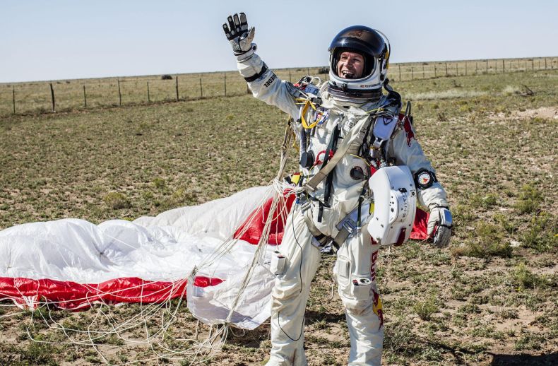 Felix Baumgartner comemora após completar o salto com sucesso | Reuters