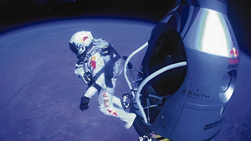 Momento em que o austríaco Felix Baumgartner salta de uma altitude de 39 mil metros | www.redbullcontentpool.com/AFP