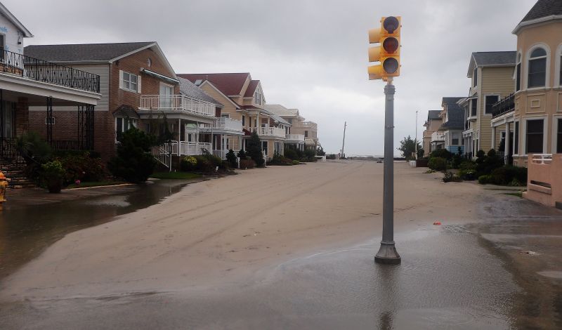 Ruas cobertas por água e areia em Margate, Nova Jersey, após a passagem da supertempestade Sandy | Mario Tama/Getty Images/AFP