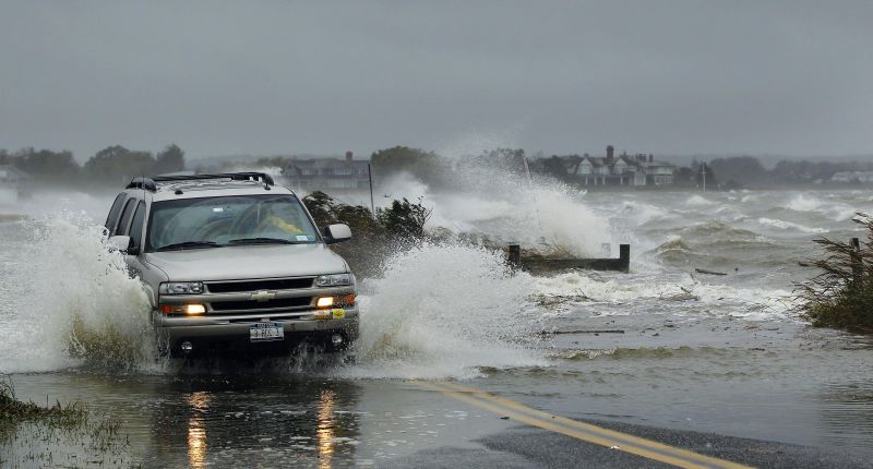 Veículo atravessa área alagada em Southampton, Nova York: expectativa pela chegada do furacão Sandy | REUTERS/Lucas Jackson
