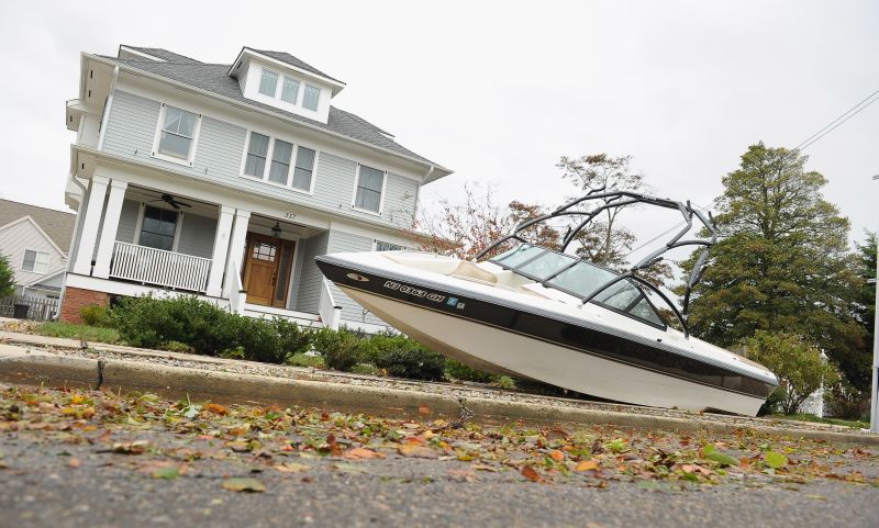 Por causa da tempestade Sandy, um barco foi parar diante de uma casa em Point Pleasant Beach, Nova Jersey | Michael Loccisano/Getty Images/AFP