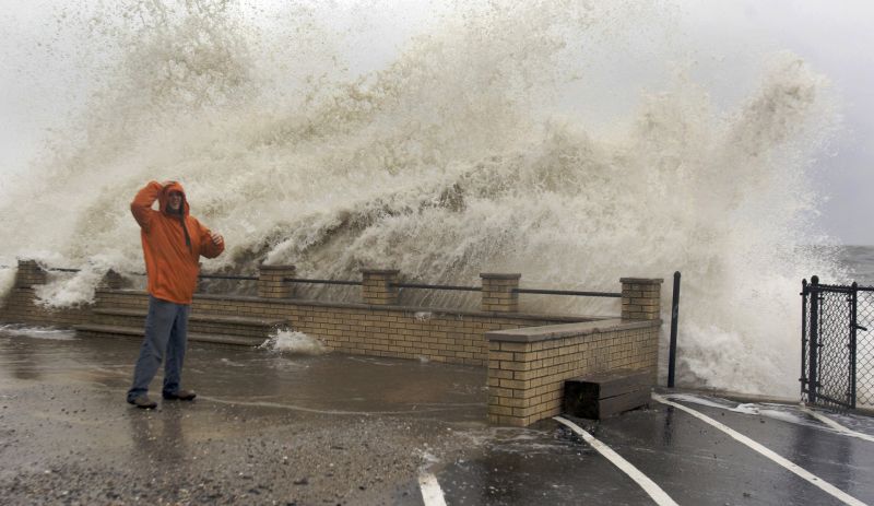 Ondas causadas pela força do furacão Sandy atingem a costa em Milford, Connecticut | REUTERS/Michelle McLoughlin