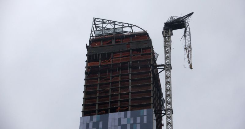 Parte de um guindaste gigantes se rompeu em decorrência dos ventos fortes do furacão Sandy em Manhattan | REUTERS/Andrew Kelly