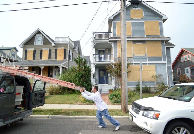 Moradores de Nova Jersey se preparam para a chegada do fucarão Sandy | William Thomas Cain/Getty Images/AFP