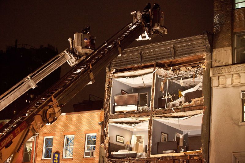 Bombeiros prestam atendimento em um prédio cuja parede sofreu um colapso por causa da tempestade, em Nova York | Andrew Burton/ AFP
