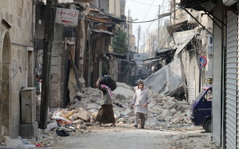 Civis andam em meio a destroços em Aleppo | Philippe Desmazes/ AFP