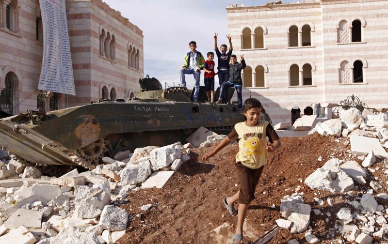 Crianças brincam em meio a ruínas em Azaz, no Norte da Síria, próximo à fronteira com a Turquia | REUTERS/Zain Karam