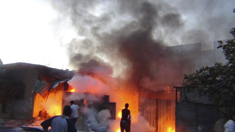 Moradores tentam apagar o fogo que teria sido provocado por forças leais ao presidente, em Damasco | Reuters/ Shaam News Network/ Divulgação