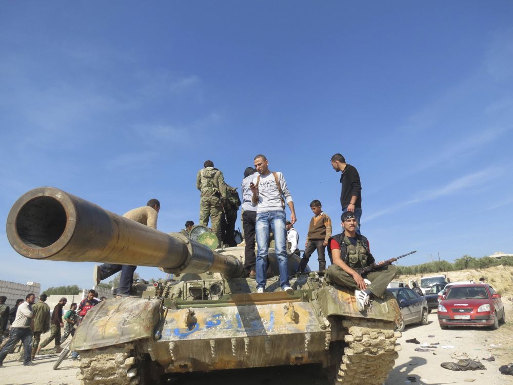 Rebeldes do Exército Livre Sírio (ESL) tomam um tanque do governo do país na cidade de Salqin, perto de Idlib | Reuters/Abu Baker Al-Shemali/Shaam News Network/Divulgação