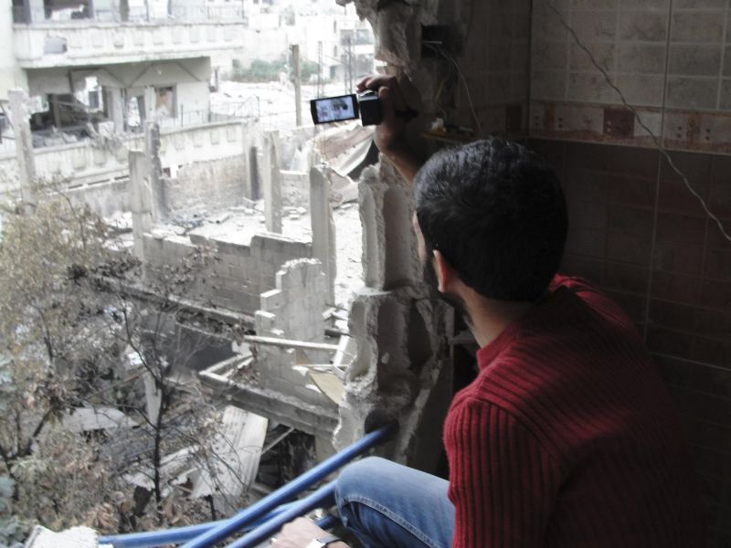 Ativista fotografa prédios danificados em Homs | Reuters/ Muhammad Al-Ibrahim/Shaam News Network/ Divulgação