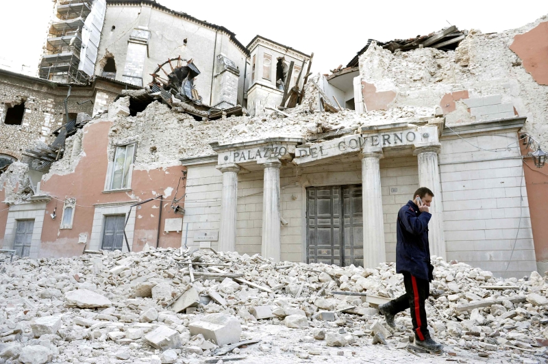 Construções destruídas pelo terremoto de abril de 2009 na cidade italiana de LAquila, que teve saldo de mais de 300 mortos | Alessandro Bianchi/Reuters