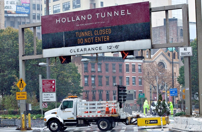 O Túnel Holland, em Nova York, foi fechado ontem como medida de segurança antes da chegada da tempestade Sandy | Andrew Burton/Getty Images/AFP