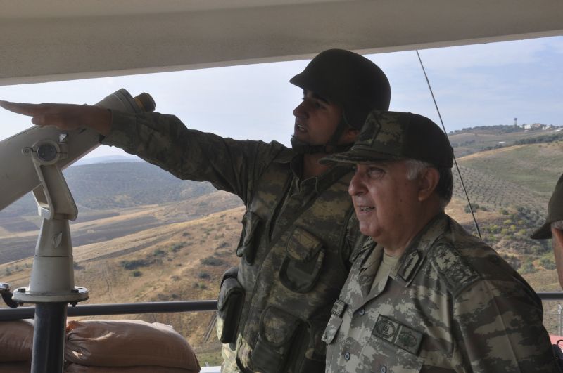 General-chefe de pessoal da Turquia visita posto de controle na fronteira com a Síria próximo da província de Hatay | Reuters/Forças Armadas da Turquia/Divulgação