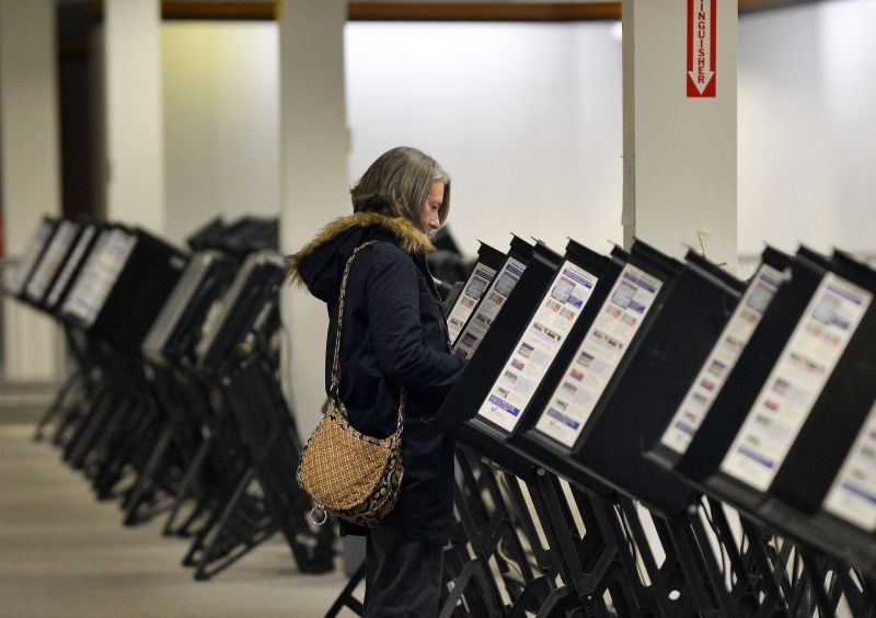 Eleitora registra seu voto em local de votação em Ohio | Jewel Samad/ AFP