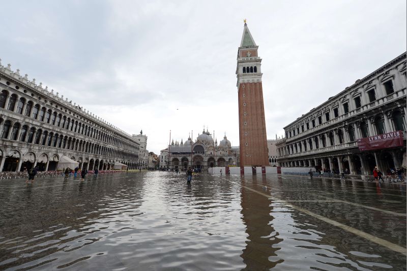 A Praça São Marcos, em Veneza, ficou alagada | AFP PHOTO / ANDREA PATTARO