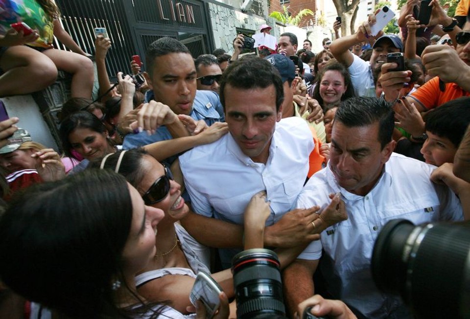 Depois de votar, Capriles foi cercado por eleitores | Gil Montano/ Reuters