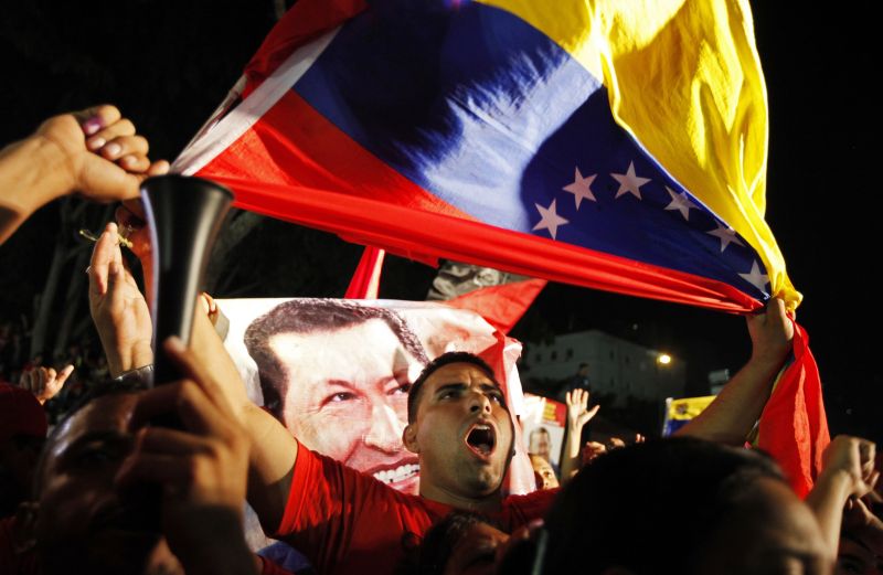 Eleitores de Chávez comemoram nas ruas de Caracas a reeleição do atual presidente | REUTERS/Tomas Bravo