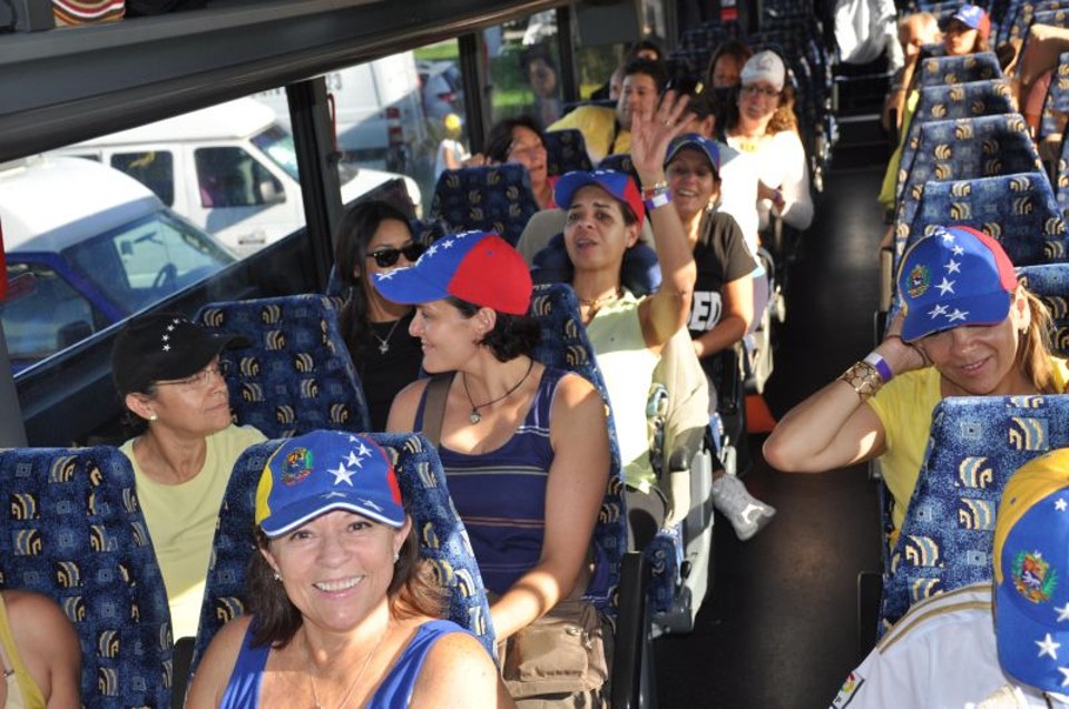 Cidadãos venezuelanos em um ônibus rumo à votação | Paula Bustamante / AFP