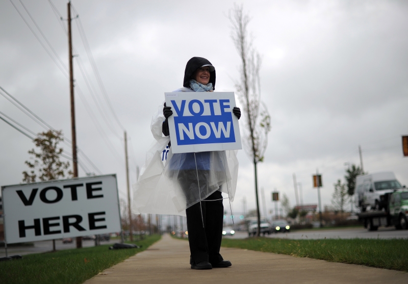 Voluntária democrata incentiva eleitores a votarem em Ohio, onde a eleição é antecipada | Jewel Samad/AFP