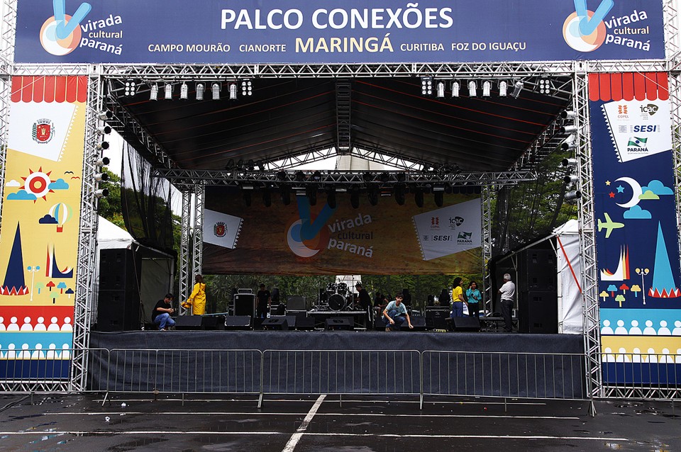 Os shows acontecem no Palco Conexões, que foi montado no estacionamento do Centro de Convivência Comunitária Renato Celidônio, ao lado da Prefeitura de Maringá | Divulgação/PMM
