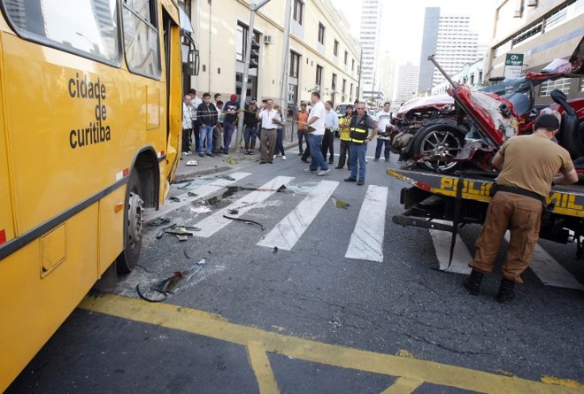 Curiosos pararam no local do acidente durante as primeiras horas do dia para observar o trabalho das autoridades policiais |