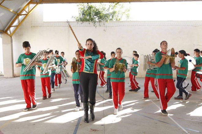 Angélica Morais, a mor que comanda a fanfarra, tem 14 anos | 